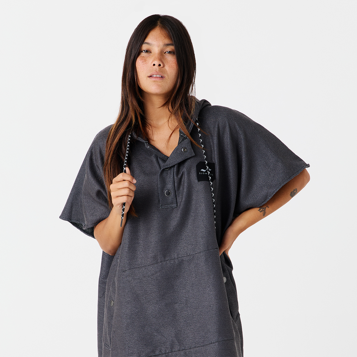 Dark gray changing poncho in quick-dry recycled fabric.