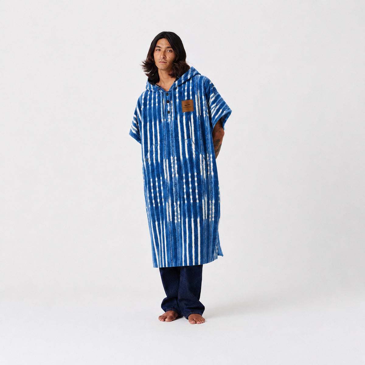 Cotton poncho with blue and white stripes, absorbent fabric.