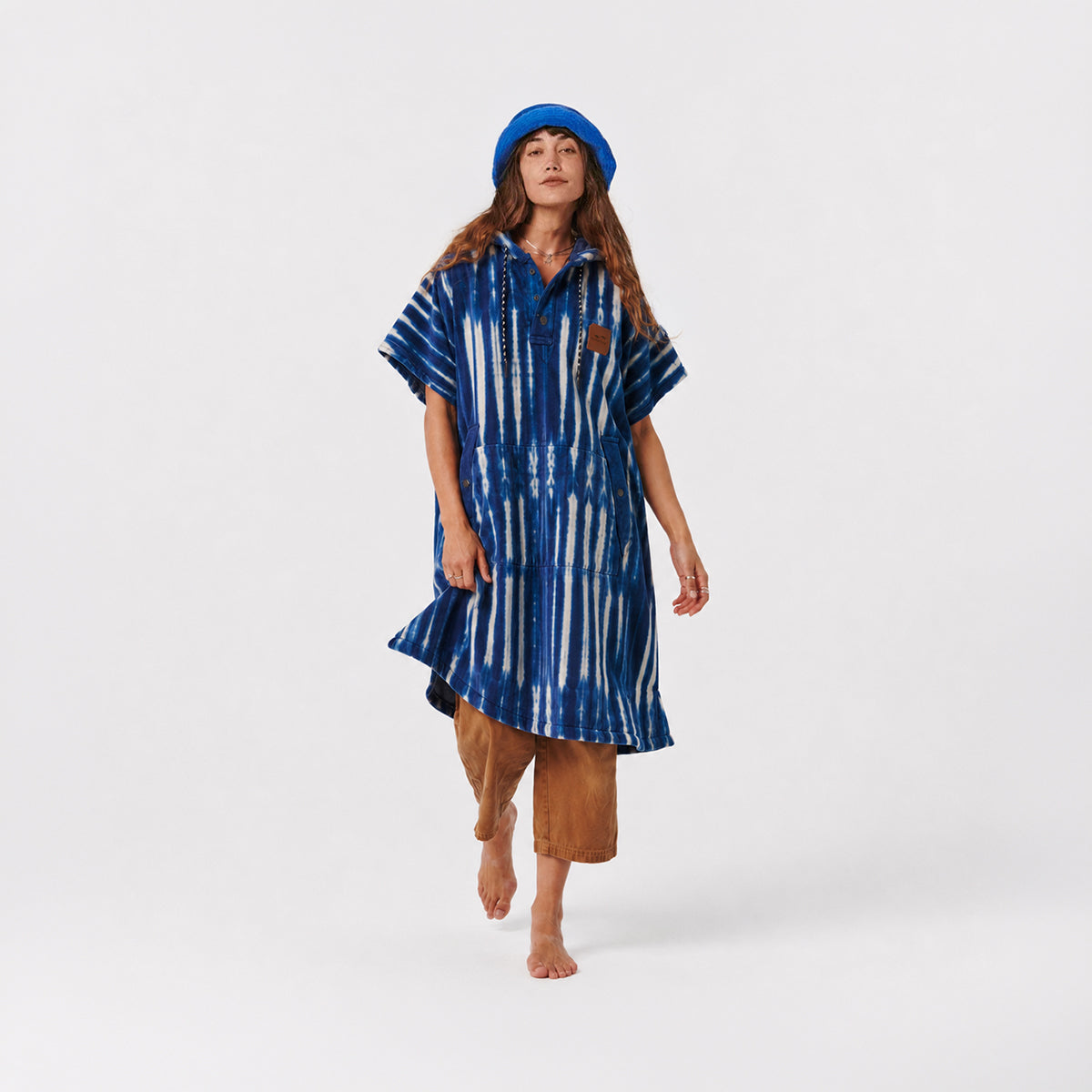 Cotton blue tie-dye poncho with absorbent fabric.