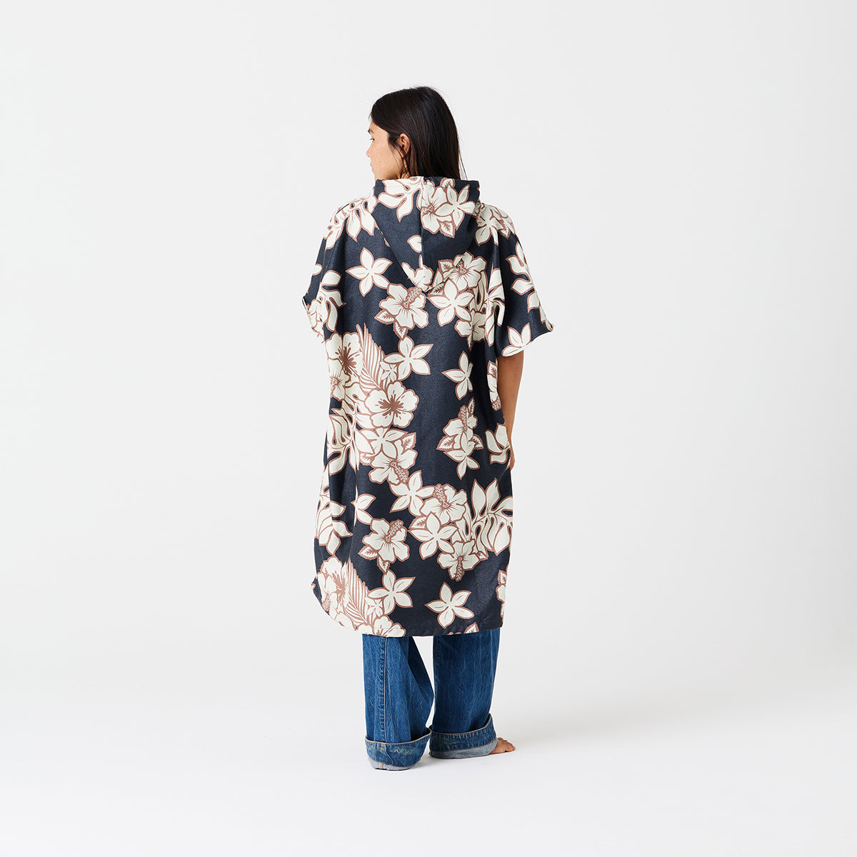 Floral print hooded poncho in quick-dry fabric with jeans.