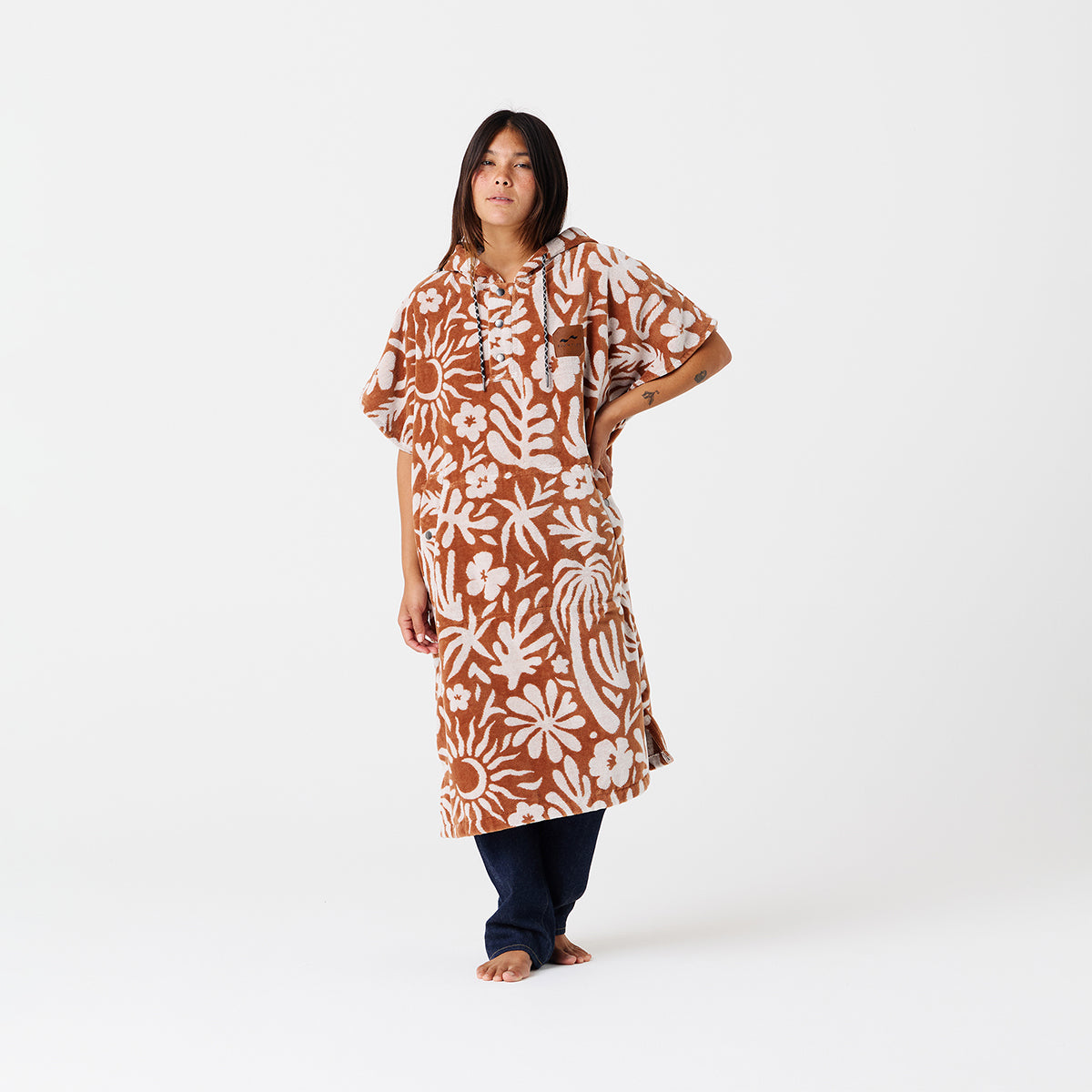 Changing poncho in brown cotton terry with a white floral print.