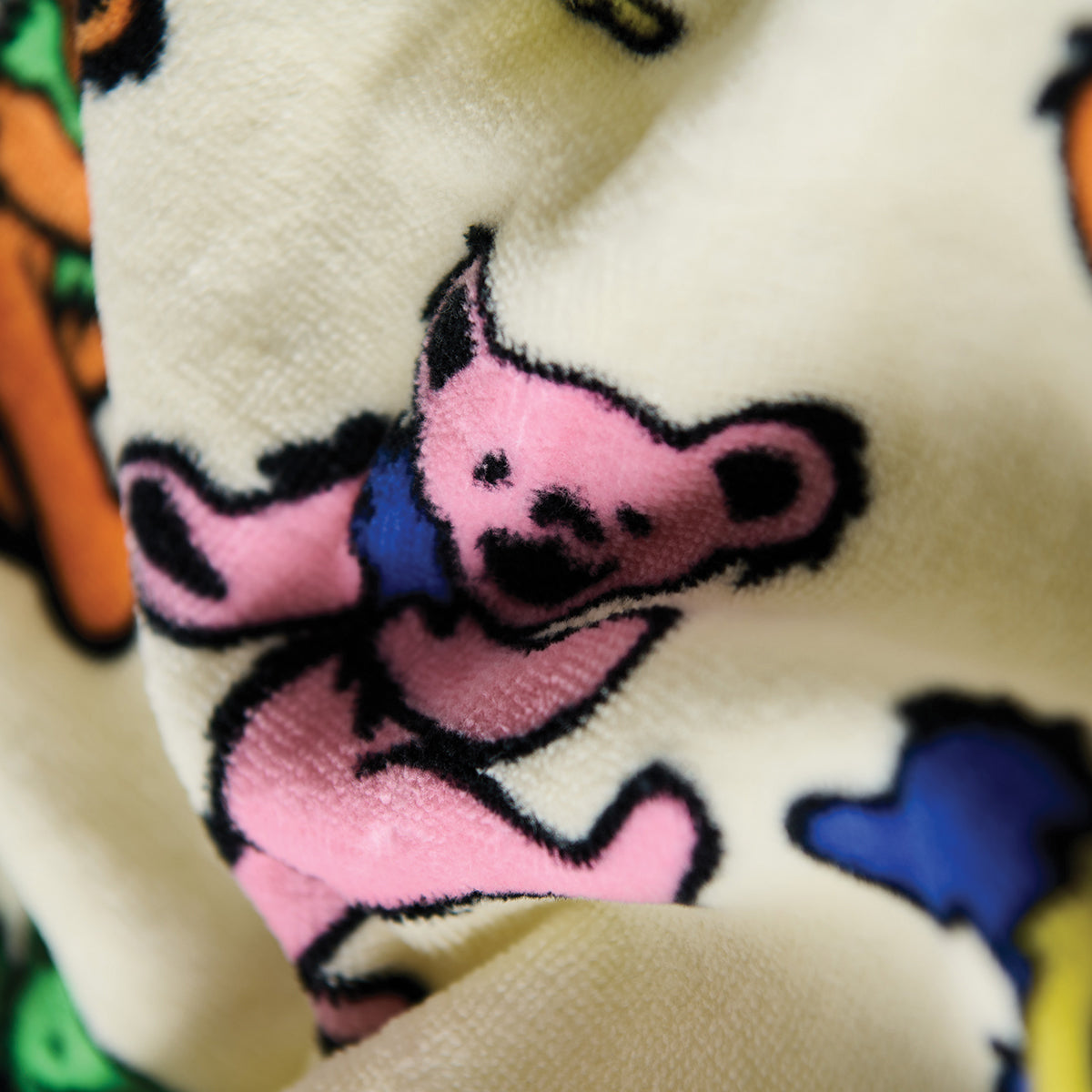 Beach towel, quick-dry sustainable cotton, pink cartoon bear pattern.
