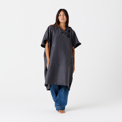 Dark gray changing poncho, quick-drying recycled material, shown over blue jeans.