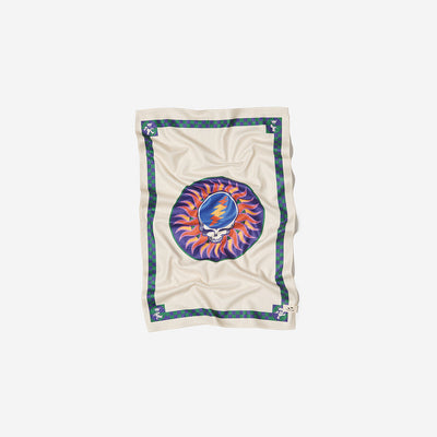 Kitchen towel, beige recycled microfiber, blue and red skull logo, dark border.