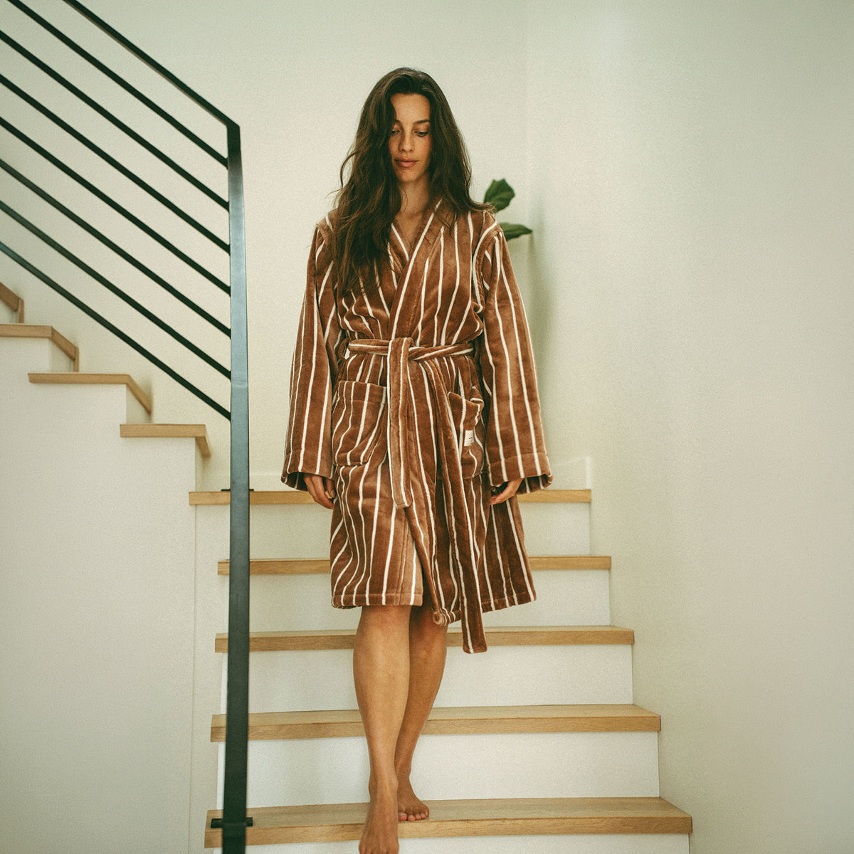 Plush bathrobe in brown stripes with tie waist.