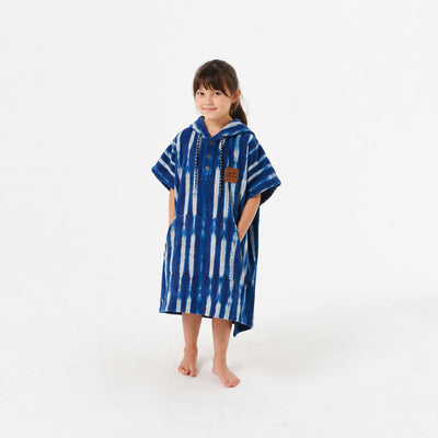 Changing poncho in blue and white tie-dye stripe with hood.