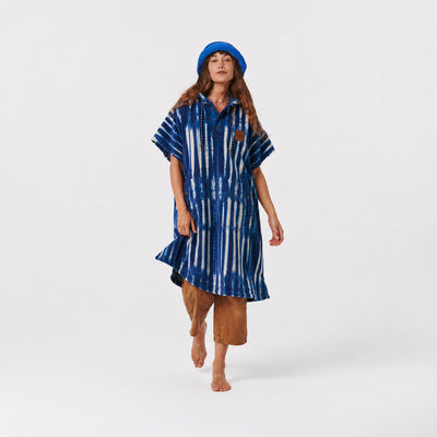 Cotton blue tie-dye poncho with absorbent fabric.