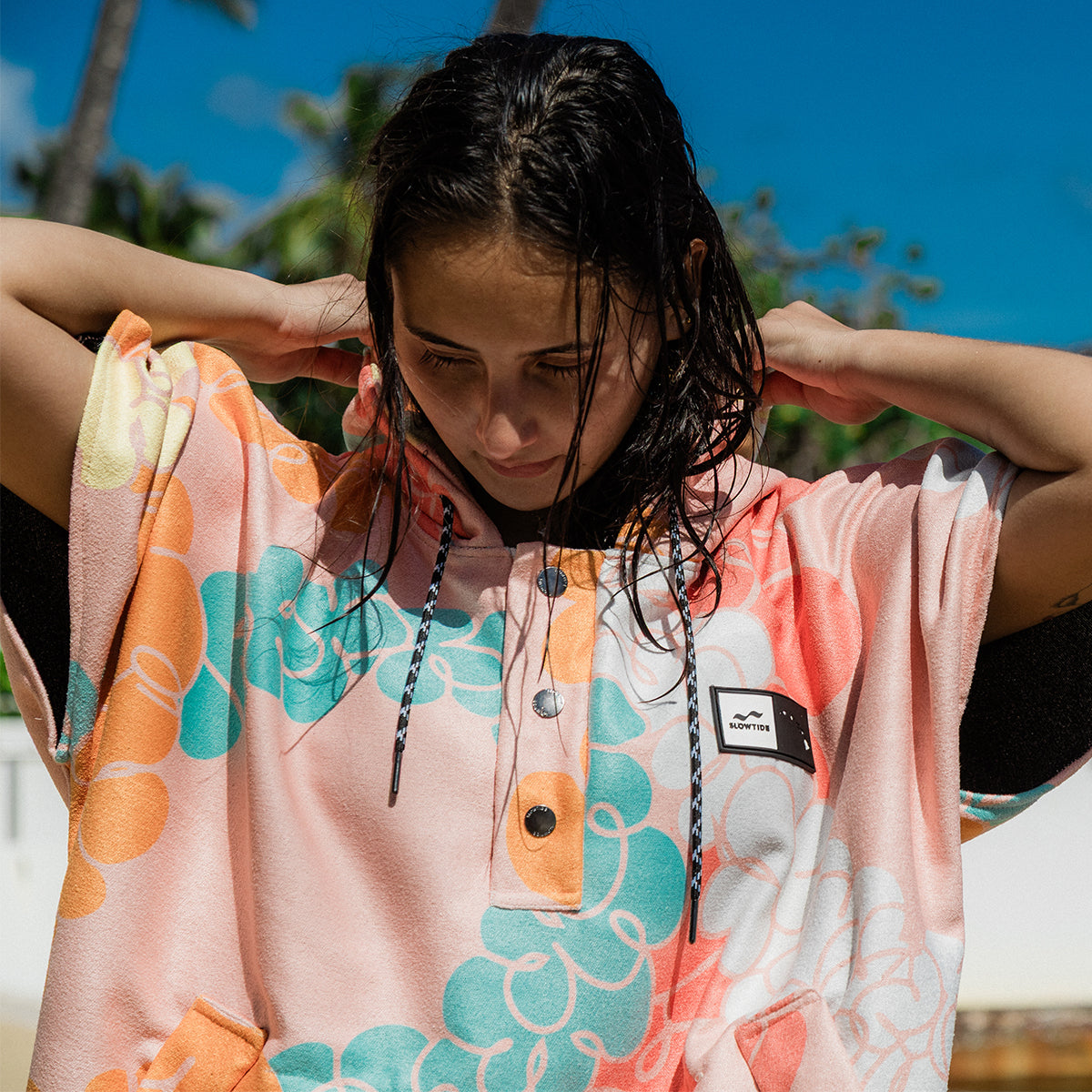 Changing poncho in vibrant colors made from sustainable materials.