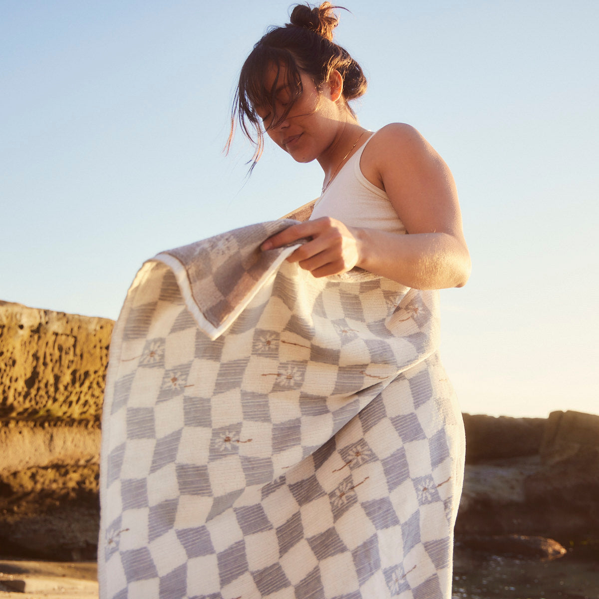Madewell Daisy Check Oversized Towel – Slowtide