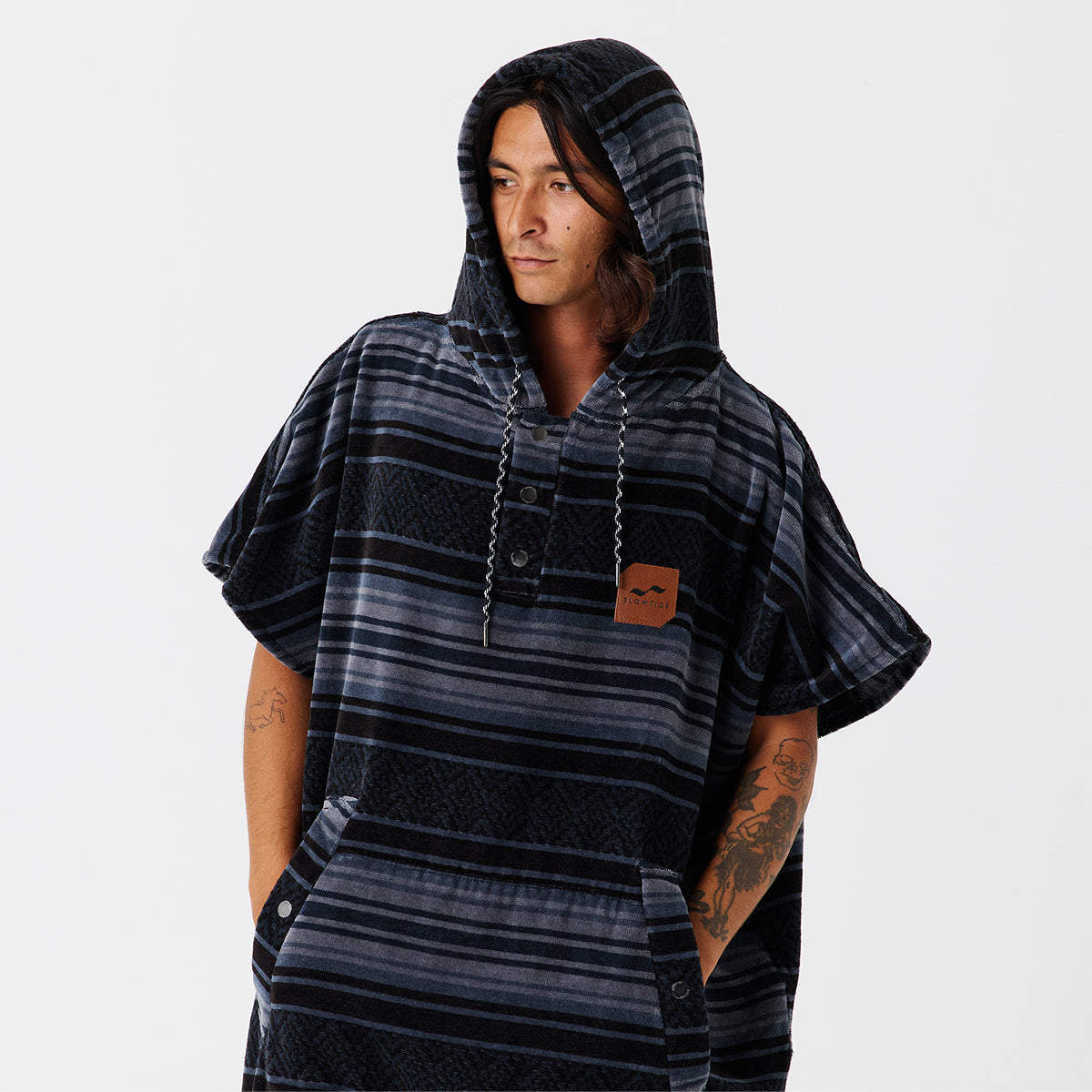 Surf poncho in heavyweight cotton with hood, dark stripes, short sleeves, and pockets.