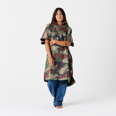 Camo quick-dry changing poncho and jeans with surf-ready design.