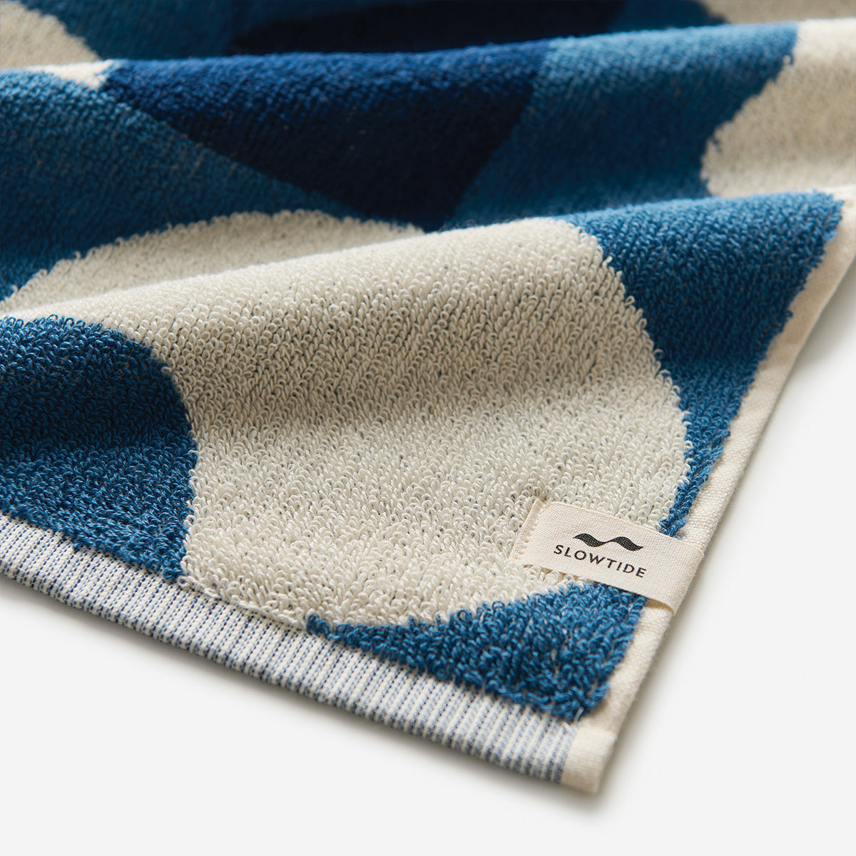 Changing poncho towel in cotton with a blue and white geometric circle pattern.