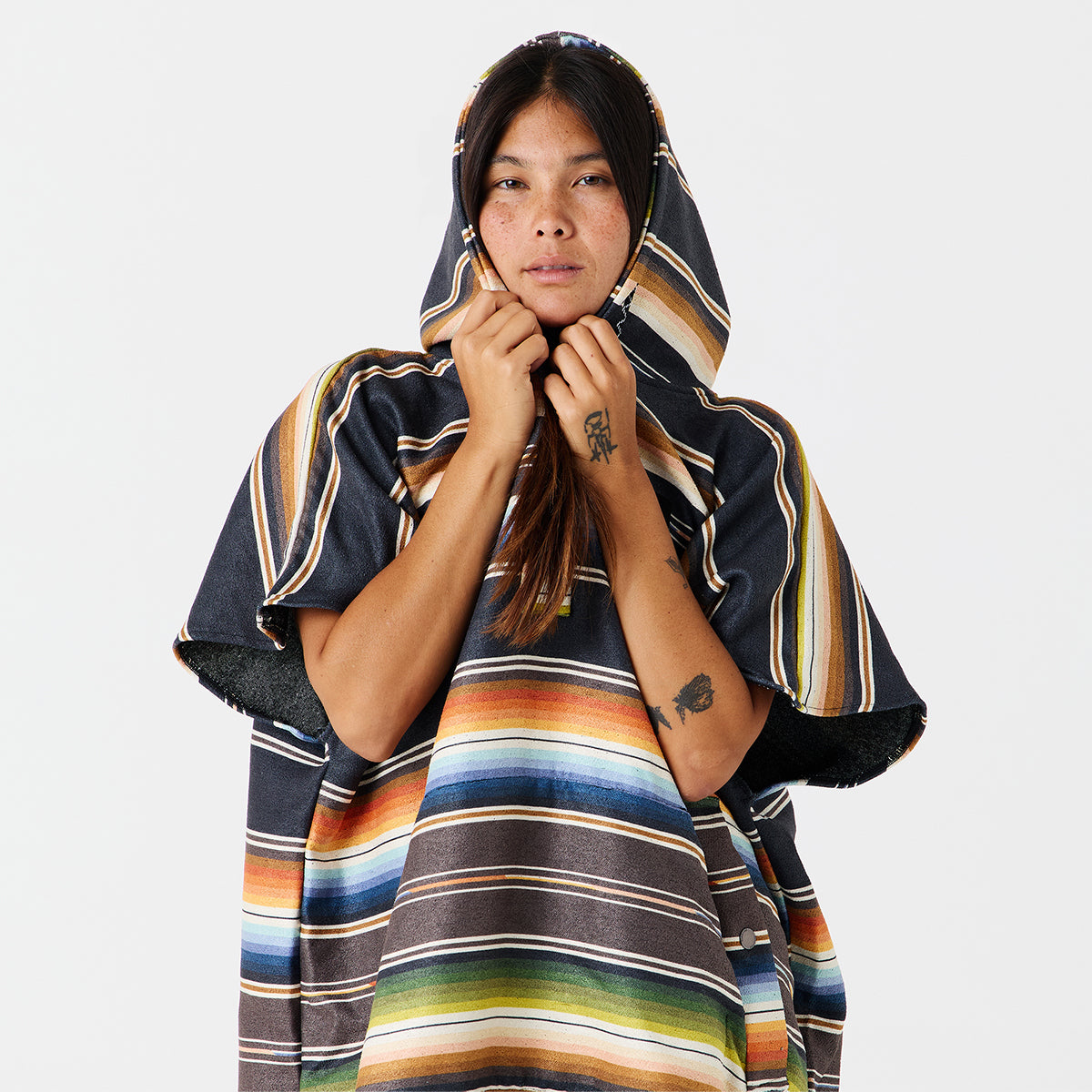 Changing poncho with colorful stripes, quick-dry fabric, for surf trips.