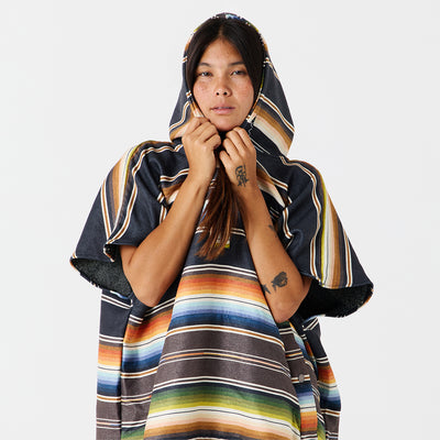 Changing poncho with colorful stripes, quick-dry fabric, for surf trips.