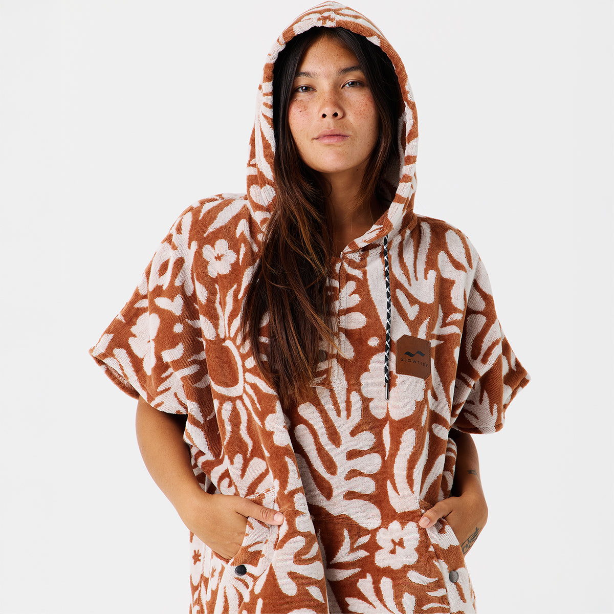 Hooded poncho in extra-warm cotton terry with a brown and white floral print.