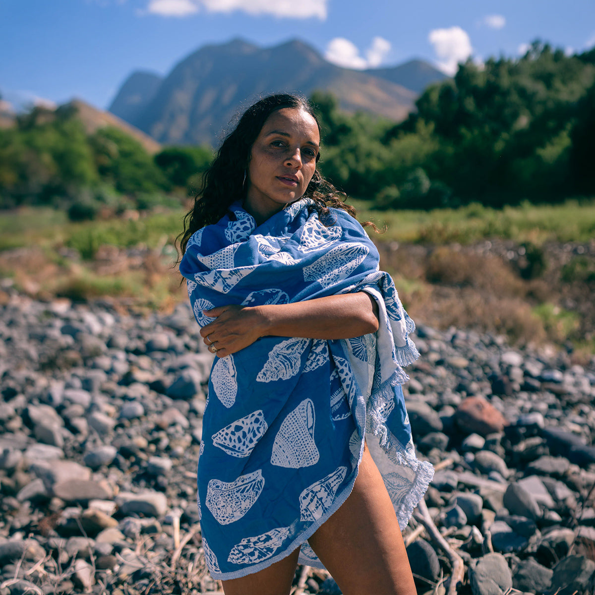 Cotton towel in blue gauze with a white seashell pattern.