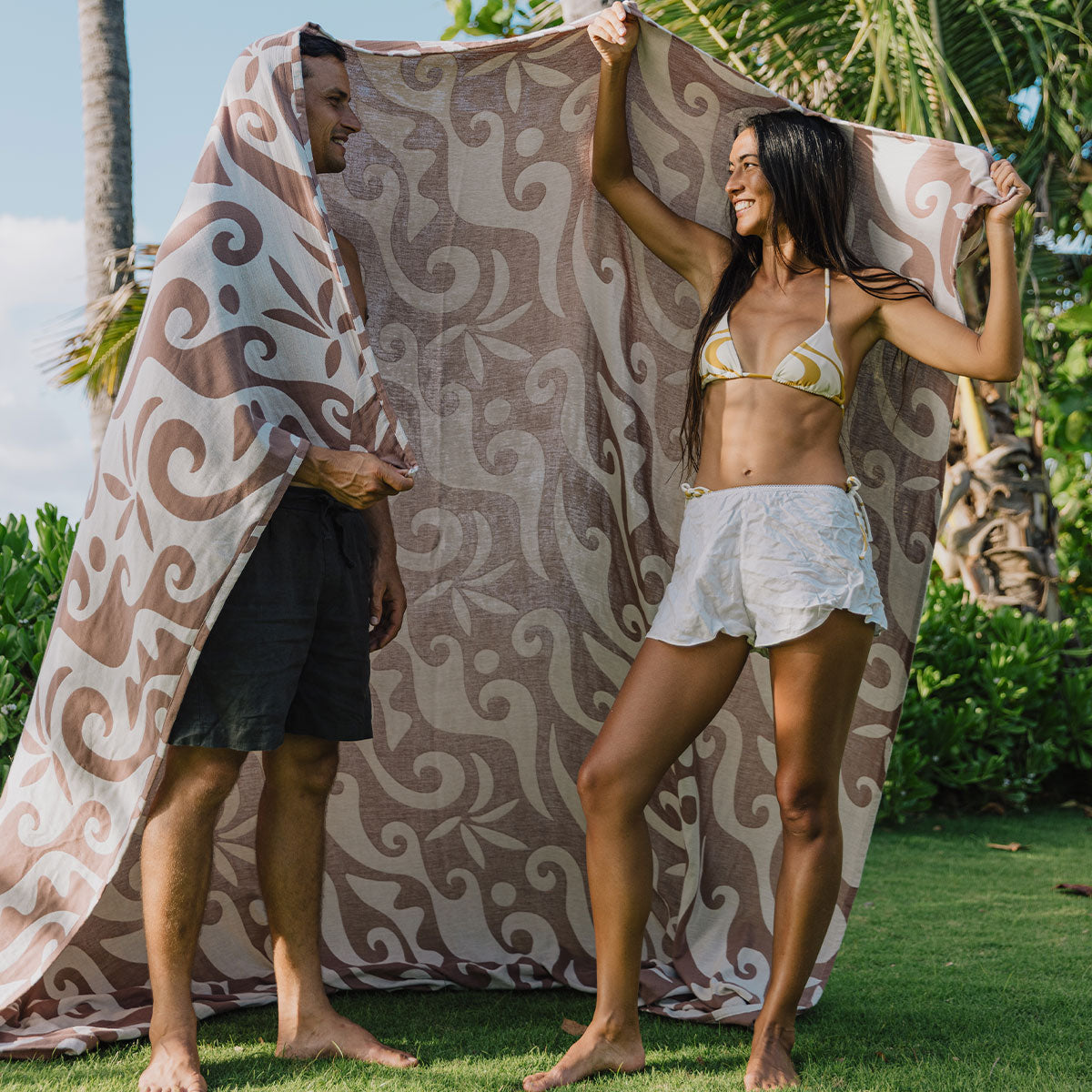 Beach towel, oversized and sand-resistant, featuring a beige and brown swirl pattern.