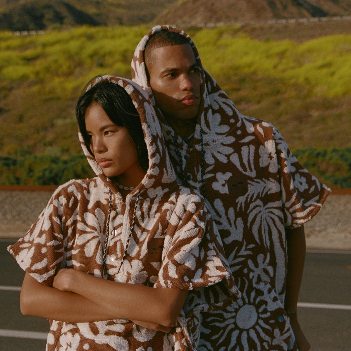 Changing poncho in brown and white floral cotton terry.