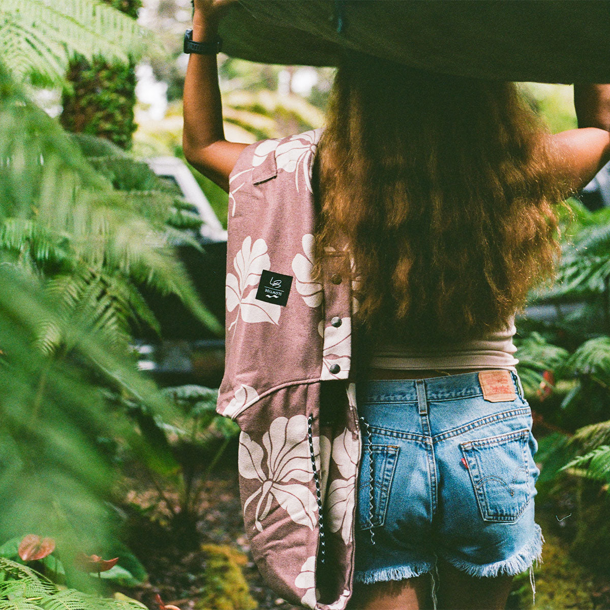 Changing poncho made from recycled materials in a beige floral pattern for quick drying.