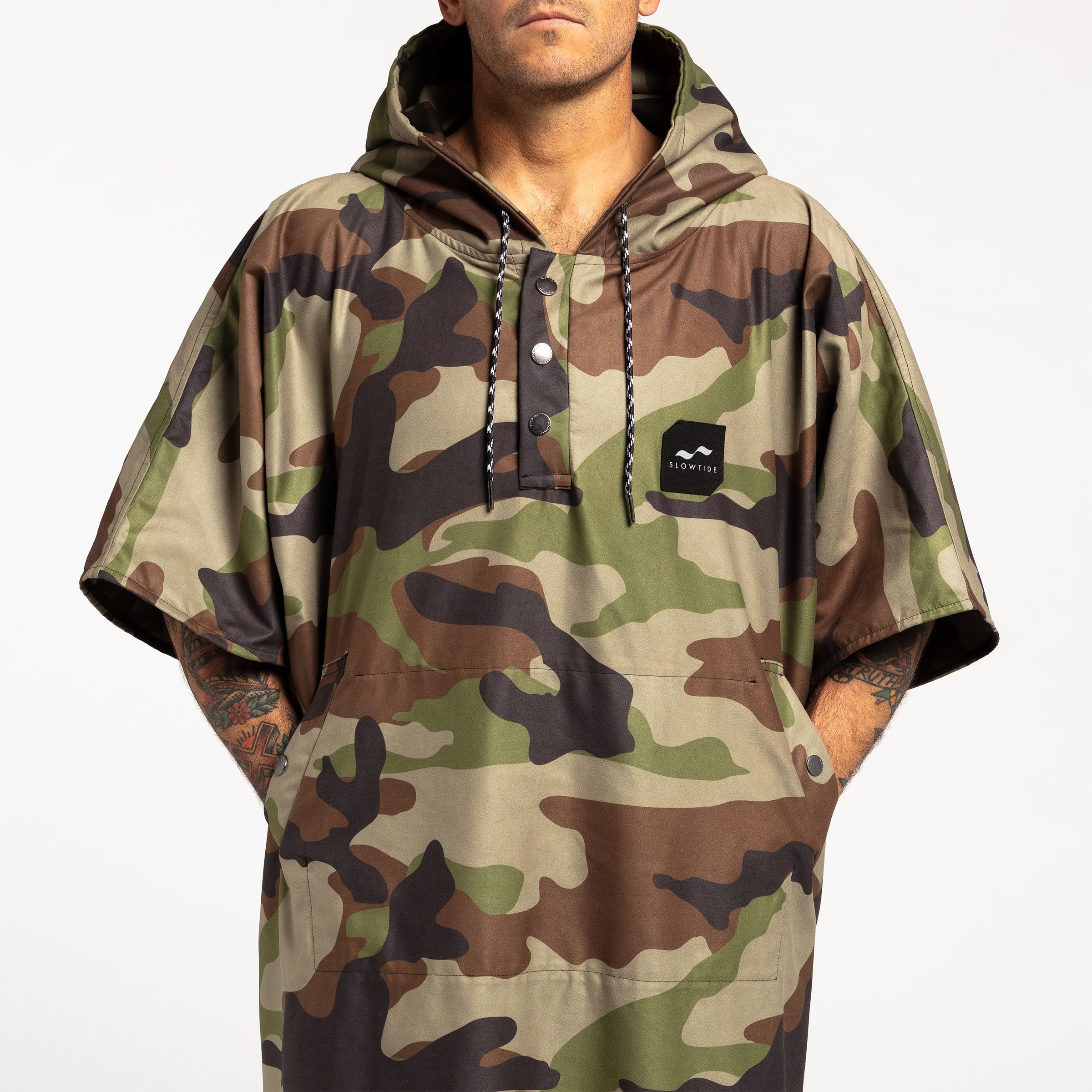 Hooded quick-dry changing poncho with short sleeves and pockets for surfers.