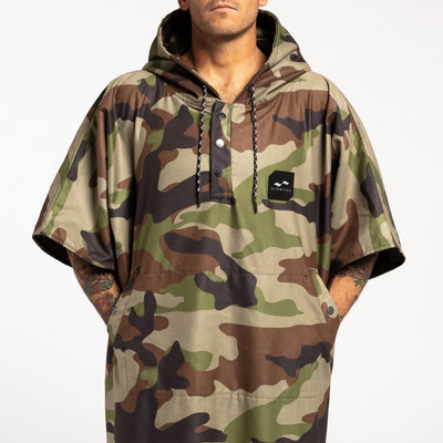 Hooded quick-dry changing poncho with short sleeves and pockets for surfers.